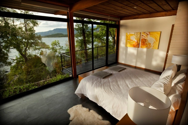 3_Habitaci¾n principal con su vista al Lago Villarrica 1_Casa Lago_ Lake House_Hotel Antumalal Puc¾n Chile