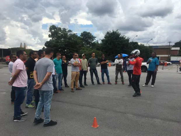 Turma de instrutores recebe orientações de especialista